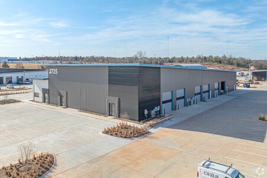 More Photos Of 3725 NE 104th St, Oklahoma City Light Distribution For Lease
