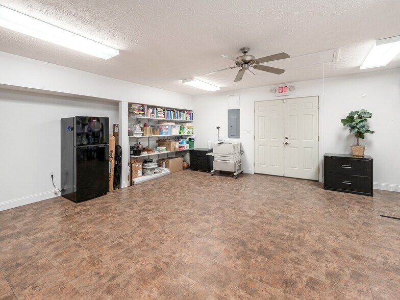 More Photos Of 24 S Main St, London General Retail For Sale