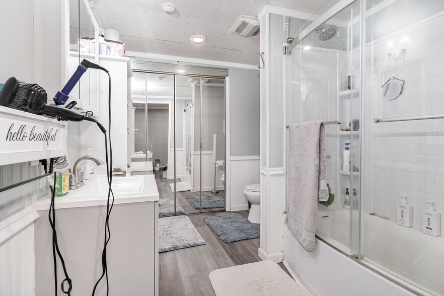 More Photos Of 2412 Midland Rd, Saginaw Service For Sale