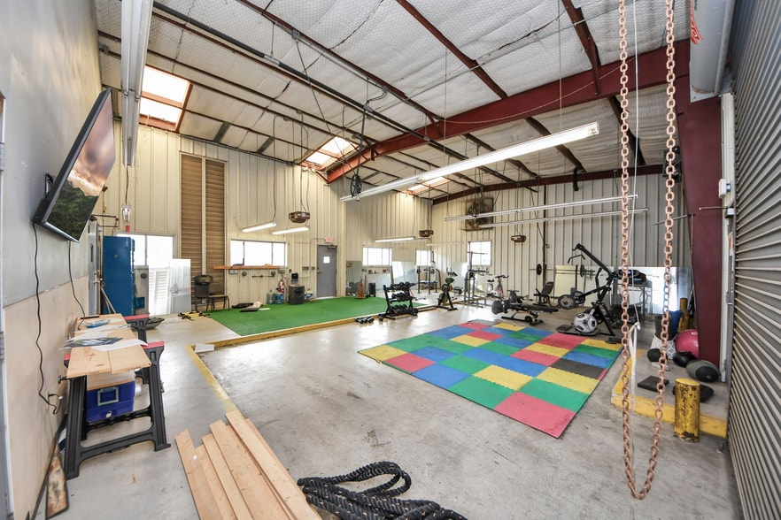 More Photos Of 10814 Woodedge Dr, Houston Warehouse For Sale