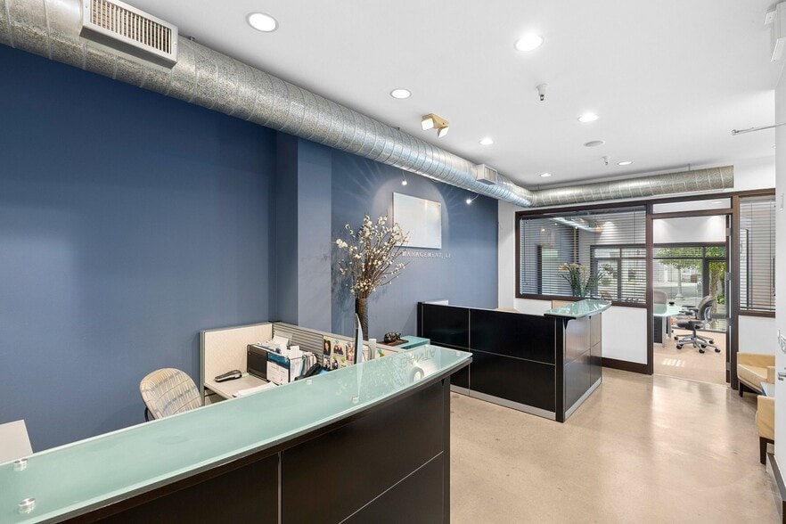 More Photos Of 517 30th St, Newport Beach Freestanding For Sale
