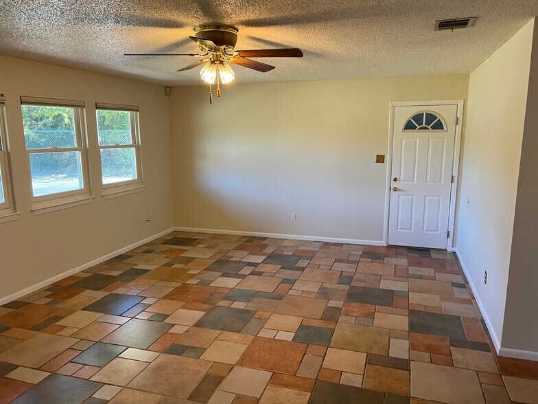 More Photos Of 16001 Awalt Dr, Austin Office For Sale