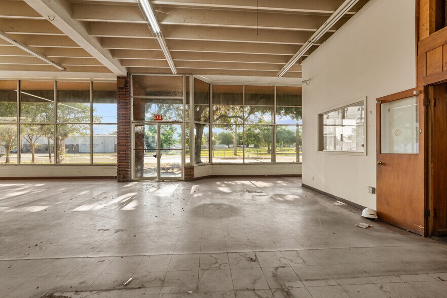 More Photos Of 1118 N Magnolia Ave, Ocala Warehouse For Lease