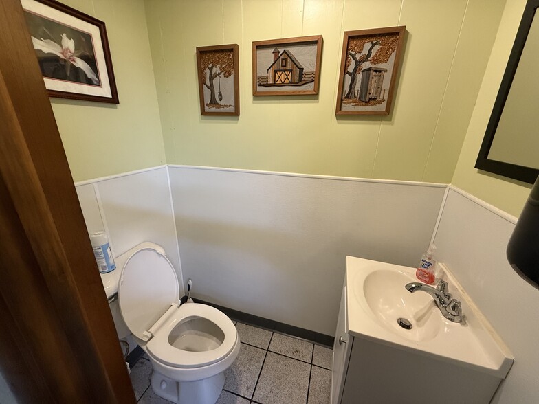 More Photos Of 622 13th St, Franklin Auto Repair For Sale