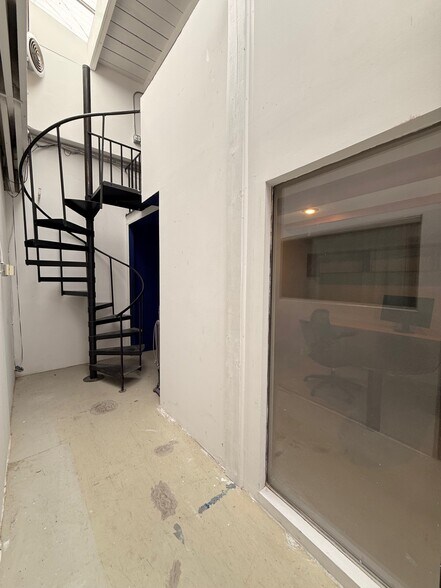 More Photos Of 200 Westminster Ave, Venice Office For Lease