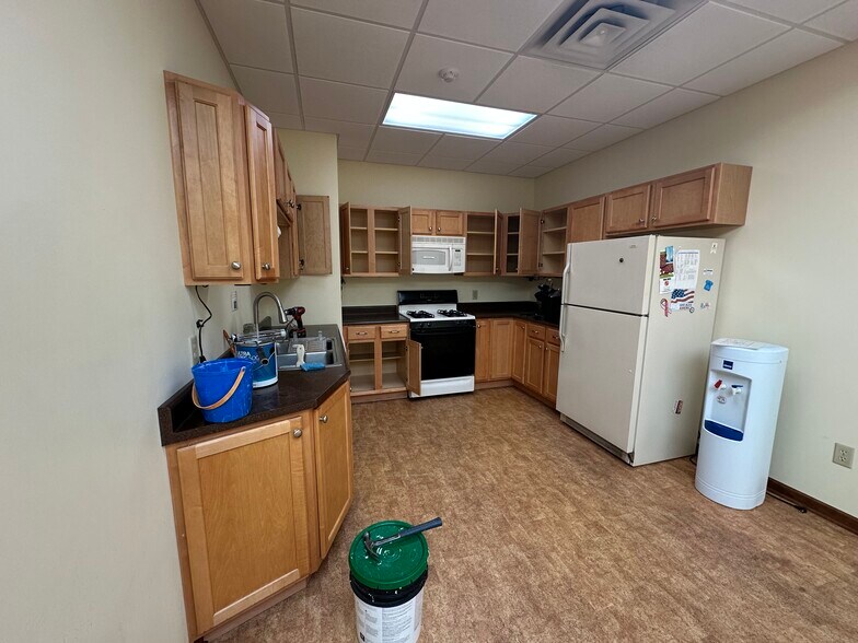 More Photos Of 6010 Drott Dr, East Syracuse Flex For Sale