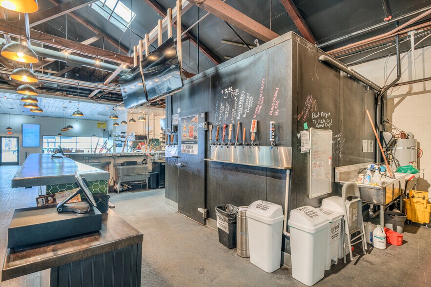 More Photos Of 420 N Main St, Prineville Restaurant For Lease
