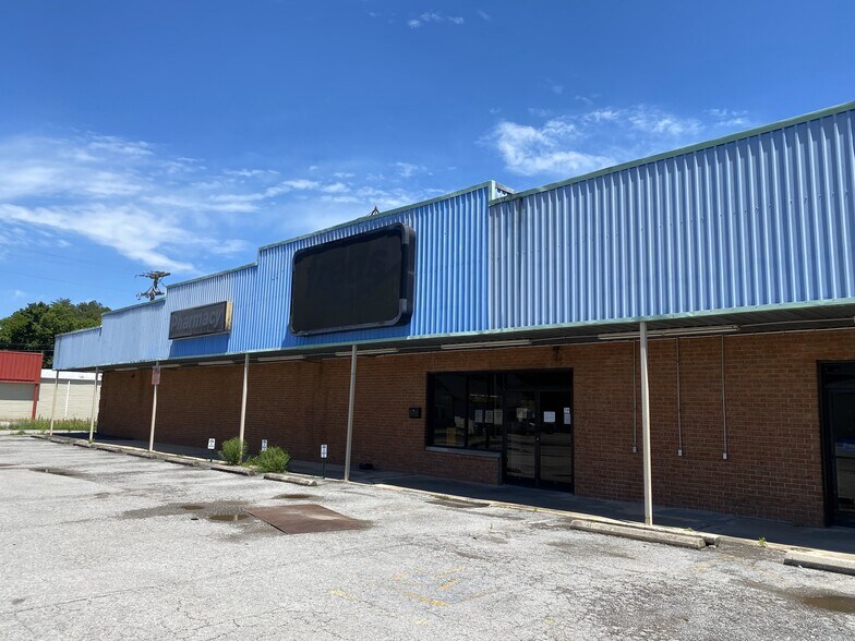 More Photos Of 226 Broadway, Hartsville Showroom For Lease