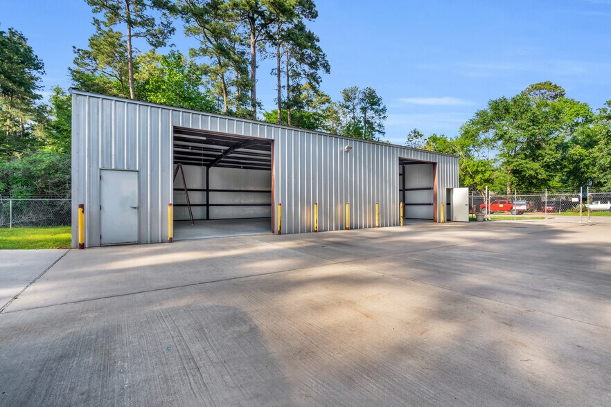 More Photos Of 923 Weisinger Dr, Magnolia Warehouse For Lease