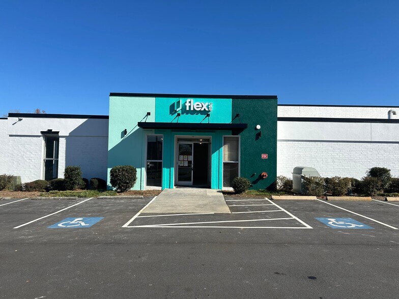 Primary Photo Of 900 Pressley Rd, Charlotte Warehouse For Lease