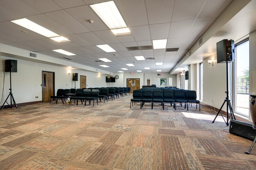More Photos Of 8855 N Stemmons Fwy, Dallas Office For Sale