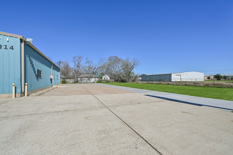 More Photos Of 314 E Walker St, League City Warehouse For Lease