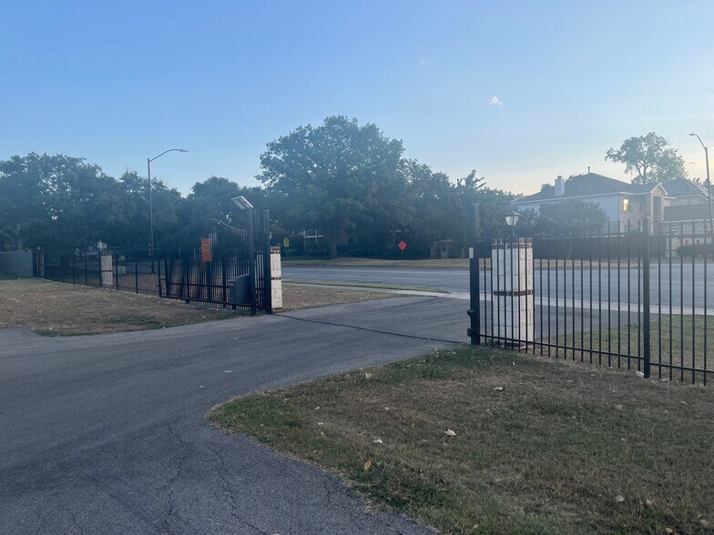 More Photos Of 7387 S Hulen St, Fort Worth Office For Sale