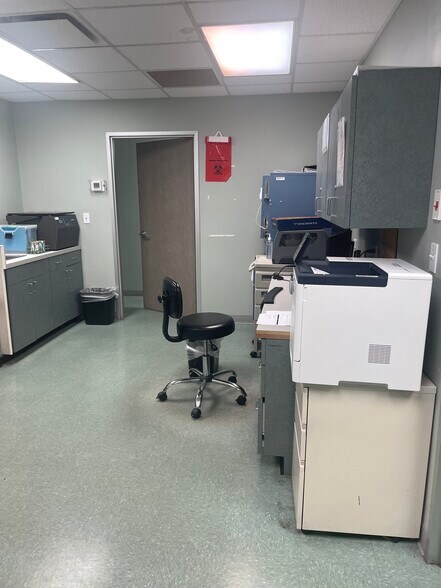 More Photos Of 3828 Avenue N, Galveston Hospital For Lease
