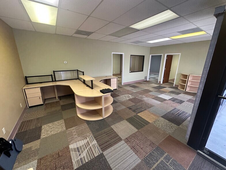 More Photos Of 9225 Ulmerton Rd, Largo Light Manufacturing For Sale