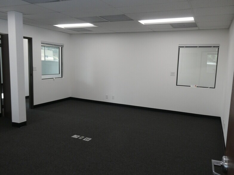 More Photos Of 3500 N San Fernando Blvd, Burbank Flex For Lease