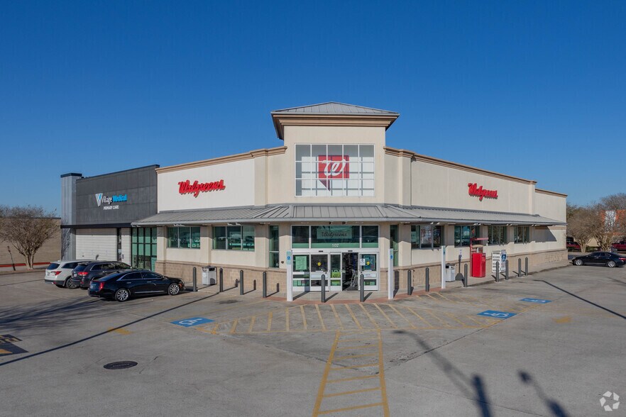 Primary Photo Of 102 N Friendswood Dr, Friendswood Drugstore For Sale