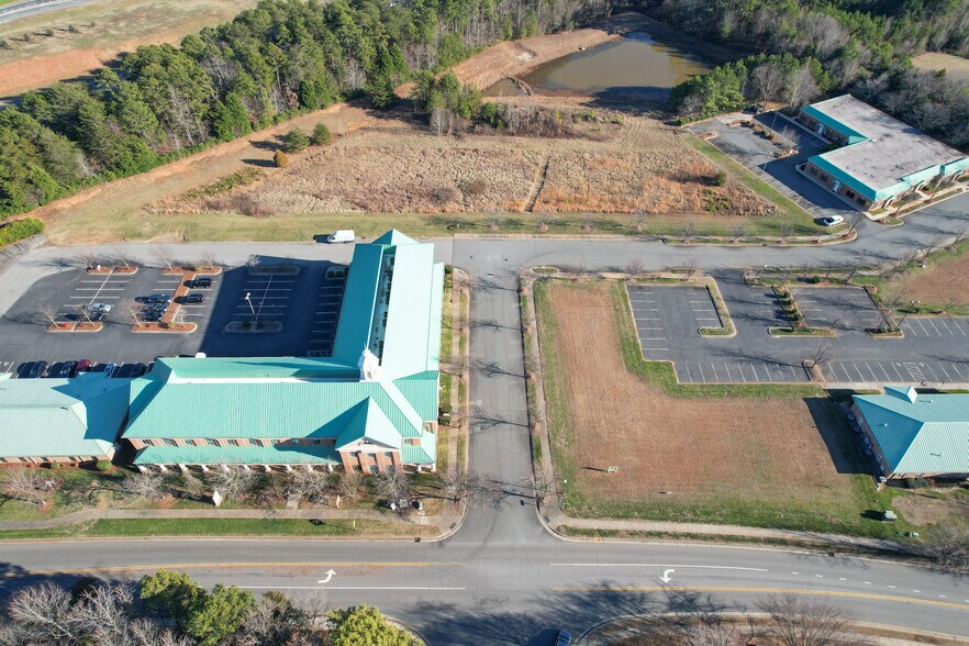 More Photos Of 15905 Brookway Dr, Huntersville Office For Lease