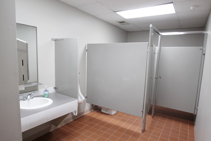 More Photos Of 150 Smokerise Dr, Wadsworth Office Residential For Sale