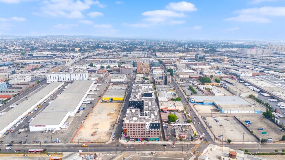 More Photos Of 1540 Industrial St, Los Angeles Apartments For Lease