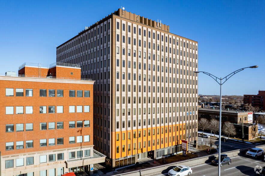 More Photos Of 255 Boul Crémazie E, Montréal Office For Lease
