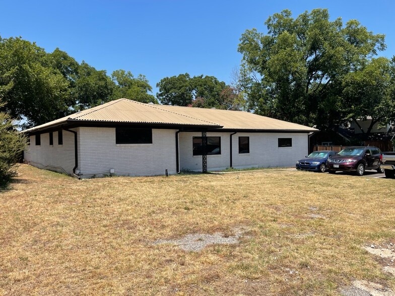 More Photos Of 1927 W Arkansas Ln, Pantego Light Manufacturing For Sale