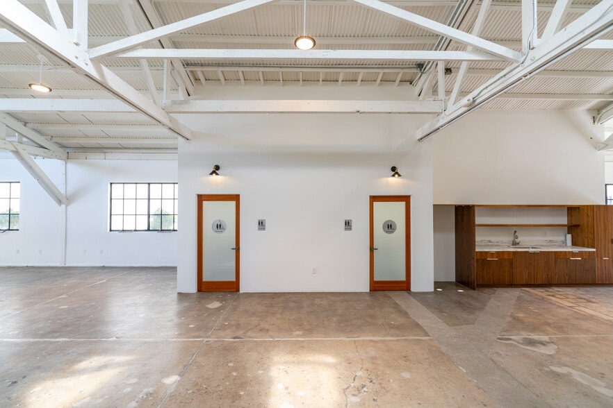More Photos Of 4227 Whiteside St, Los Angeles Warehouse For Lease