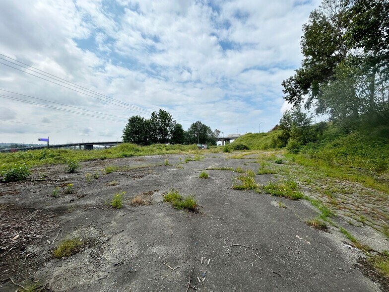 More Photos Of 520 Twenty First St, New Westminster Land For Lease