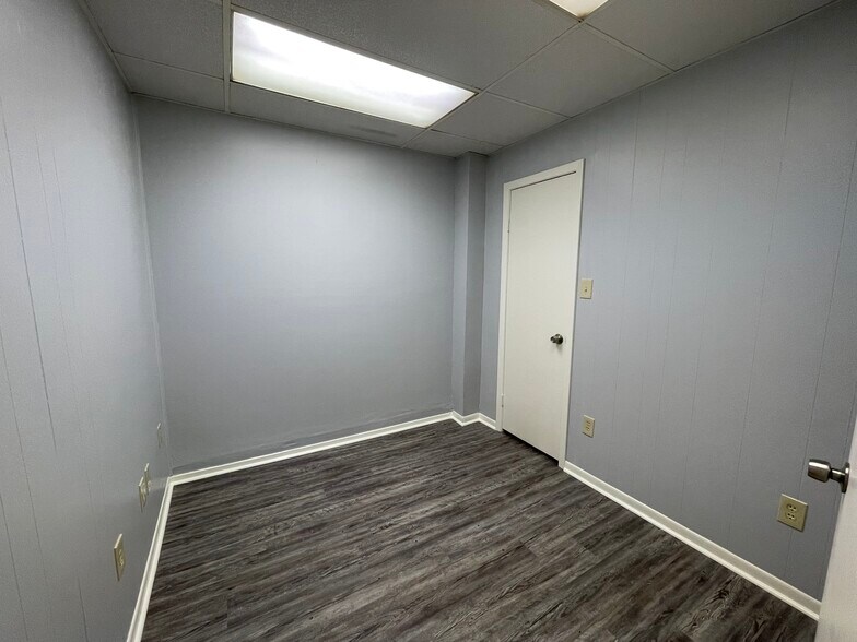 More Photos Of 1325 S Houston Ave, Humble Warehouse For Lease