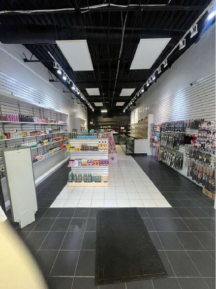 More Photos Of 232 E 47th St, Chicago General Retail For Sale