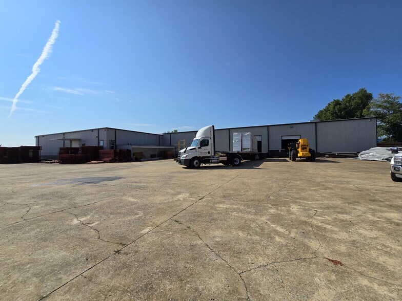 More Photos Of 11042 Wildwood Dr, Olive Branch Warehouse For Lease
