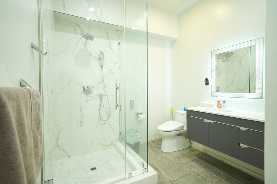 More Photos Of 11921 Sherman Way, North Hollywood Warehouse For Sale