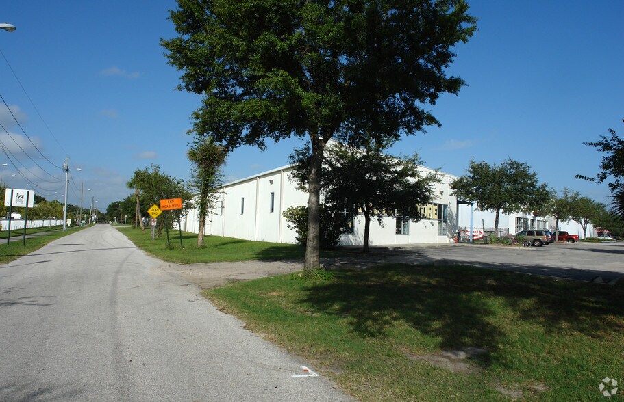 More Photos Of 10810 US Highway 19 N, Pinellas Park Showroom For Sale