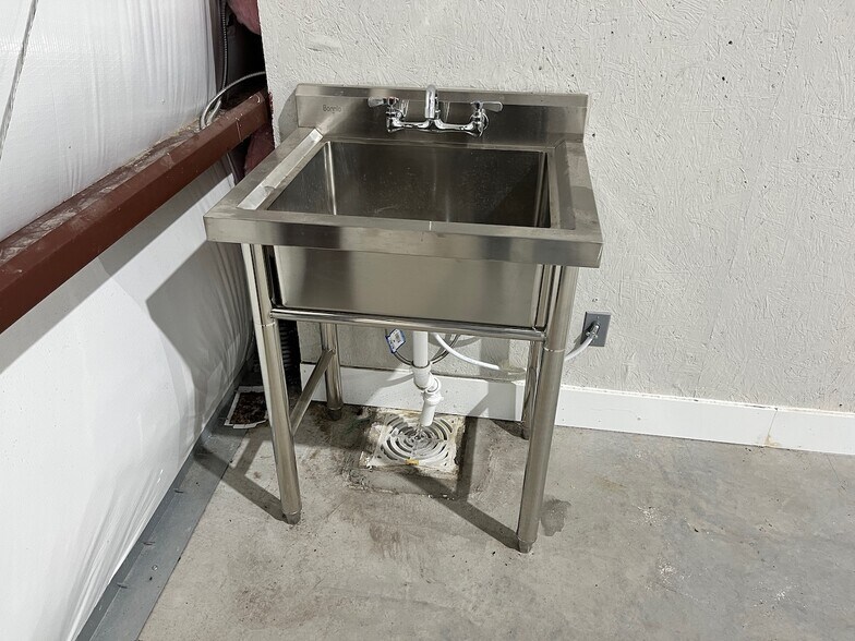 More Photos Of 1922 Choate Pky, Celina Warehouse For Lease