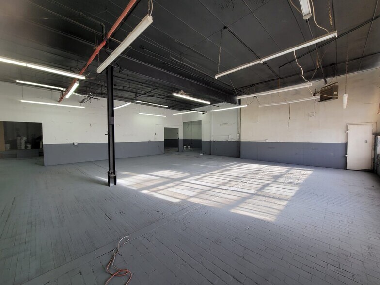 More Photos Of 830 Barry St, Bronx Warehouse For Lease