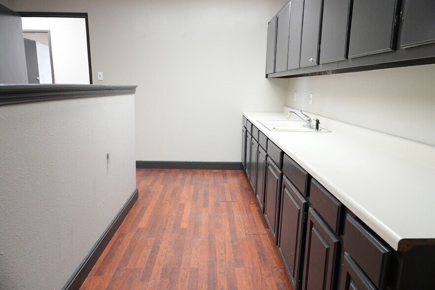 More Photos Of 501 Industrial Dr, Richardson Warehouse For Lease