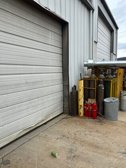 More Photos Of 180 Mount Paran Rd, Jacksboro Distribution For Lease