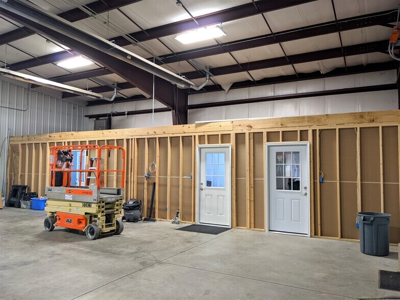 More Photos Of 14150 Carole Dr, Bloomington Flex For Lease