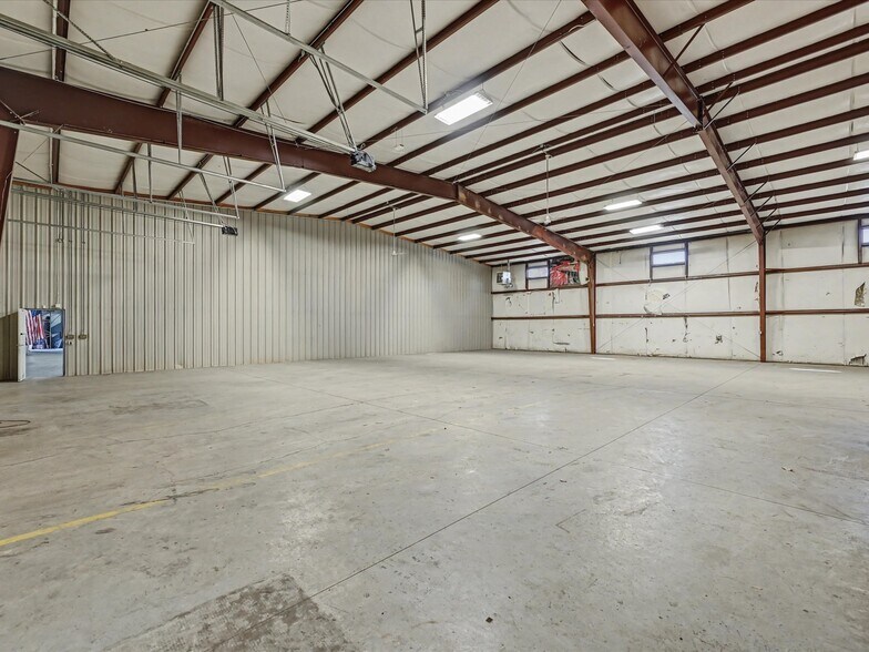 More Photos Of 3517 Denver Dr, Denver Warehouse For Lease