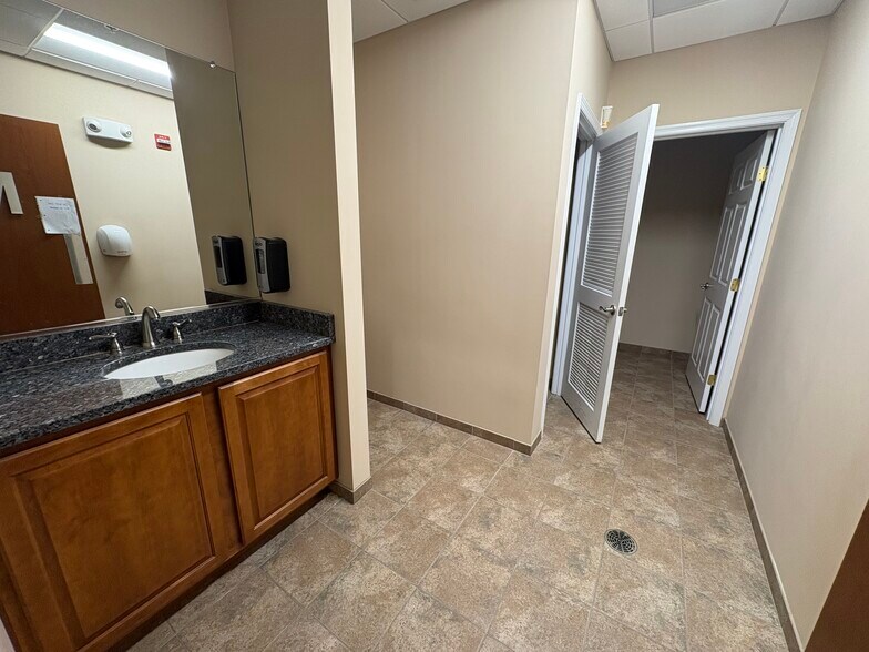 More Photos Of 8100 Sandpiper Cir, Nottingham Medical For Sale