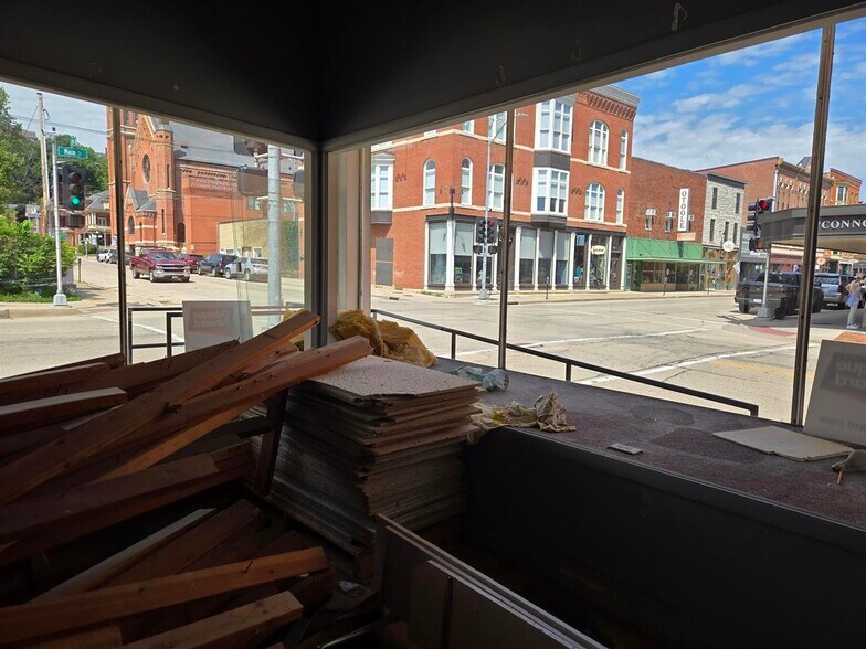 More Photos Of 962-980 Main St, Dubuque Storefront Retail Office For Lease