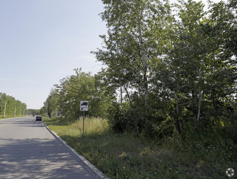 More Photos Of 201 Omer-Deserres Rue, Blainville Warehouse For Sale