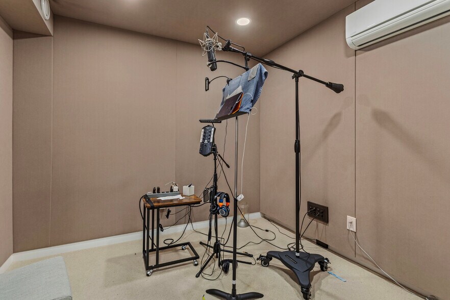 More Photos Of 1322 Innes Pl, Venice Office Residential For Sale