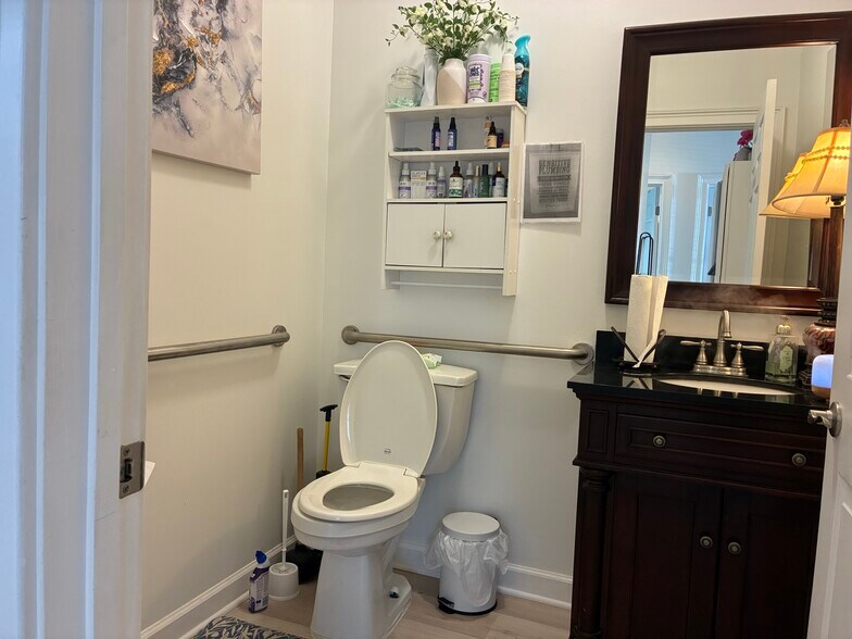 More Photos Of 555 Sun Valley Dr, Roswell Medical For Lease