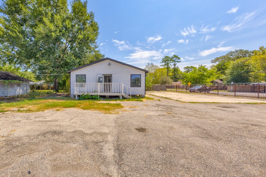 More Photos Of 8002-8004 Homestead, Houston Freestanding For Sale