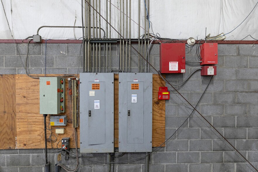 More Photos Of 1000 Sako Ct, Elkhart Warehouse For Lease