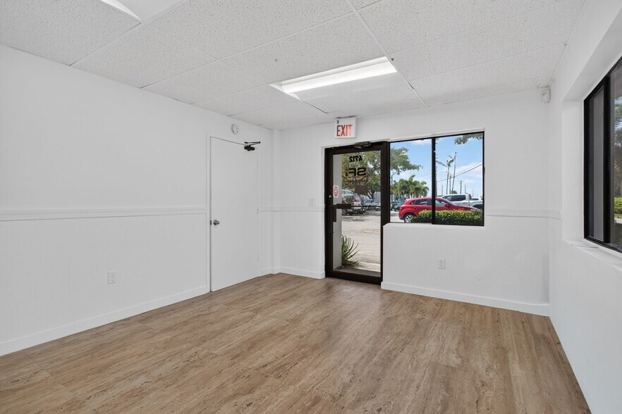 More Photos Of 4700-4712 NE 11th Ave, Oakland Park Warehouse For Lease