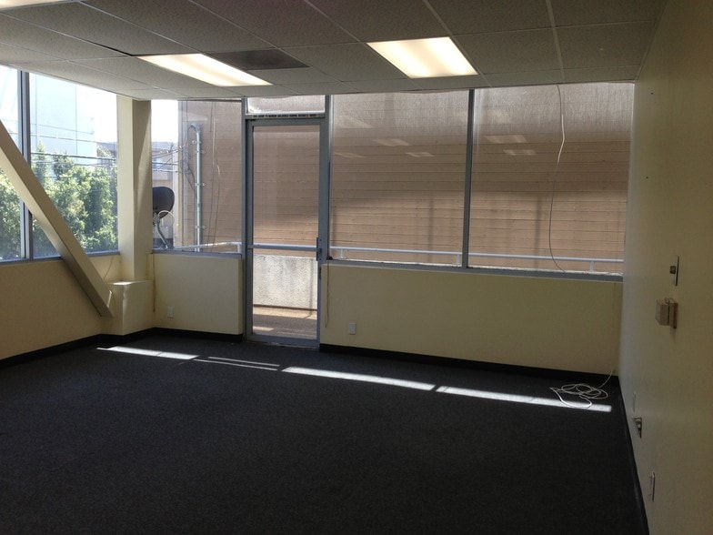More Photos Of 11040 Santa Monica Blvd, Los Angeles Office For Lease