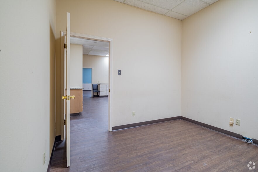 More Photos Of 1400-1460 Sidney Baker St, Kerrville Office For Lease