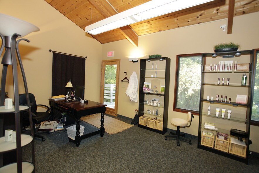 More Photos Of 3701 Shoreline Dr, Orono Coworking Space